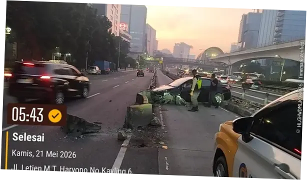 Kecelakaan Mobil di Jl MT Haryono: Hilang Kendali dan Hantam Separator Busway
