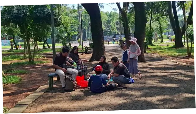 Keluarga Siti Pilih Piknik di Monas Saat Libur Idul Adha: Murah Masuknya