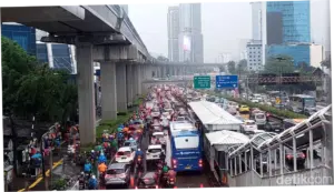 Kemacetan di Jl Gatot Subroto Arah Kuningan Akibat Truk Pecah Ban