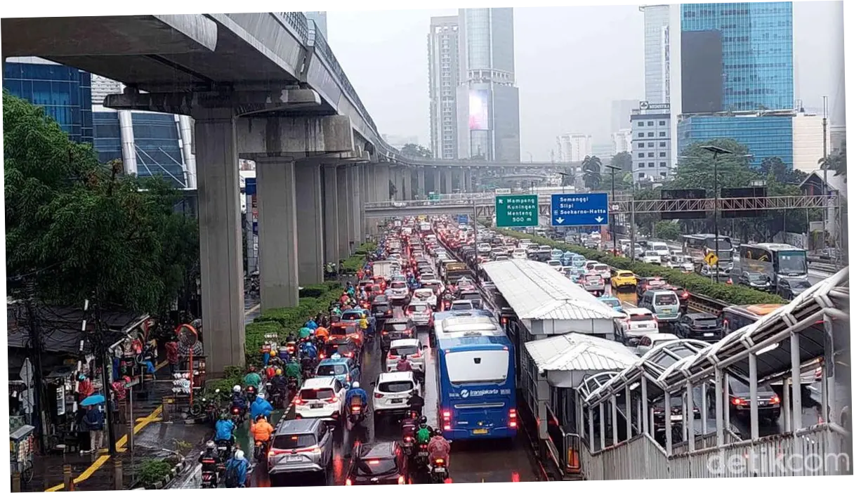Kemacetan di Jl Gatot Subroto Arah Kuningan Akibat Truk Pecah Ban