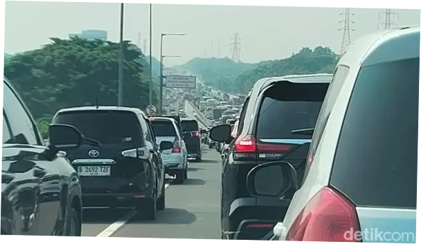 Libur Panjang, Tol Layang MBZ dan Japek Arah Cikampek Padat