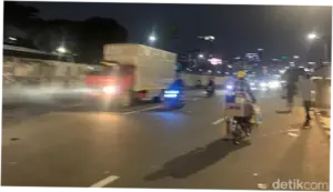 Massa Buruh dan Mahasiswa Bubar, Lalin Depan DPR Kembali Dibuka