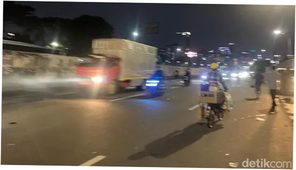 Massa Buruh dan Mahasiswa Bubar, Lalin Depan DPR Kembali Dibuka