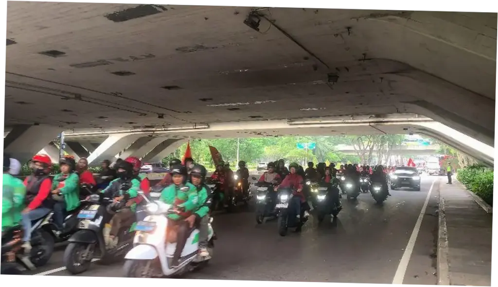 Massa Buruh Konvoi dari Semanggi ke Monas Ikuti May Day