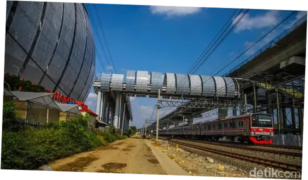 Mereka Tak Sabar Bisa Naik KRL dari JIS