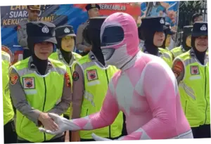 Momen Polisi Salaman dengan 'Power Rangers' Saat Aksi Damai Nelayan di Pati