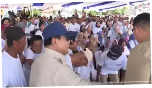 Momen Prabowo Singkirkan Paspampres Saat Salaman dengan Warga di Gorontalo