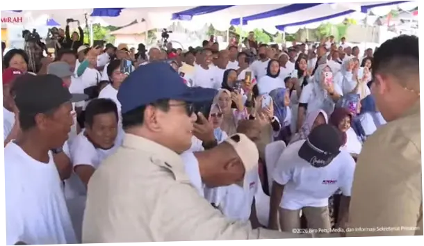 Momen Prabowo Singkirkan Paspampres Saat Salaman dengan Warga di Gorontalo