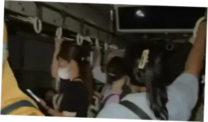 Momen Tegang Penumpang Saat KRL Duri-Tangerang Mogok: Gerbang Gelap-AC Mati