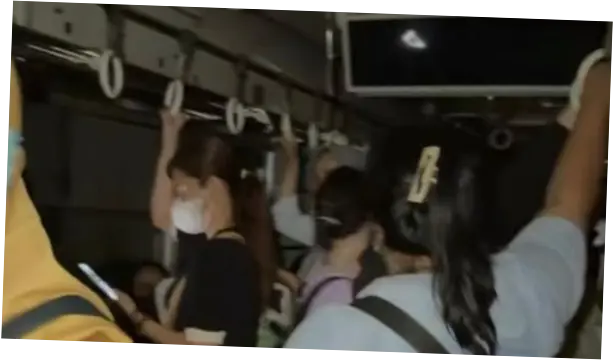 Momen Tegang Penumpang Saat KRL Duri-Tangerang Mogok: Gerbang Gelap-AC Mati