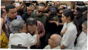 Nadiem Peluk Cium Ortu dan Istri Usai Dituntut 18 Tahun Penjara