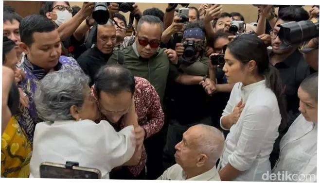 Nadiem Peluk Cium Ortu dan Istri Usai Dituntut 18 Tahun Penjara