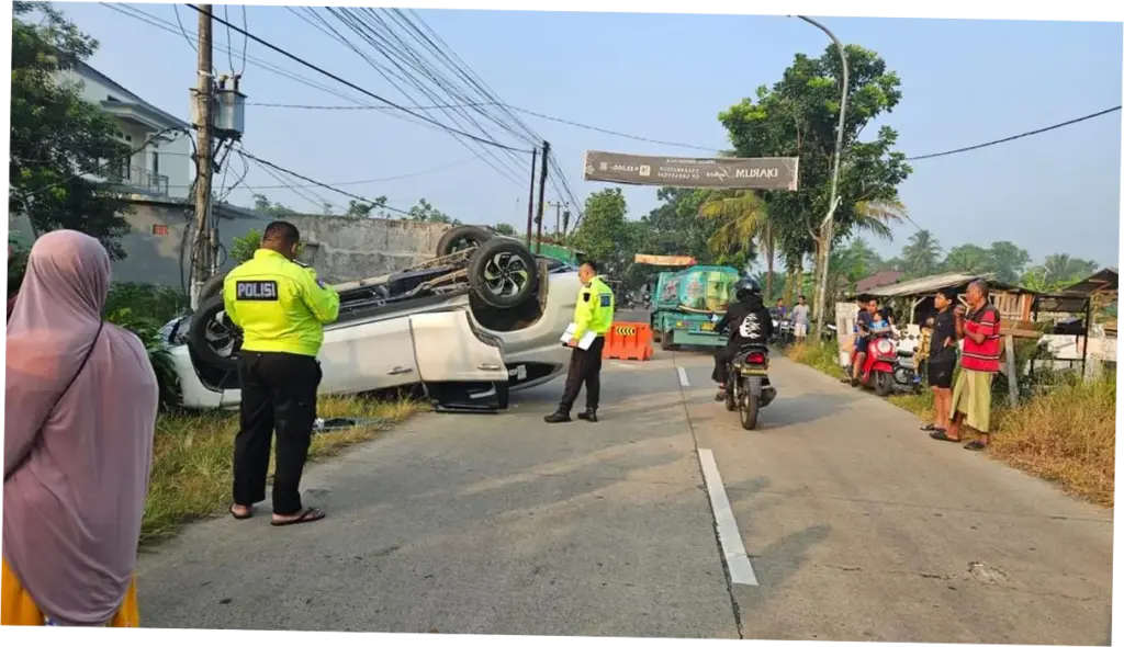 Pajero Tabrak 2 Bocah SD dan Wanita hingga Terbalik di Serang