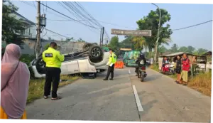 Pajero Tabrak 2 Bocah SD dan Wanita hingga Terbalik di Serang