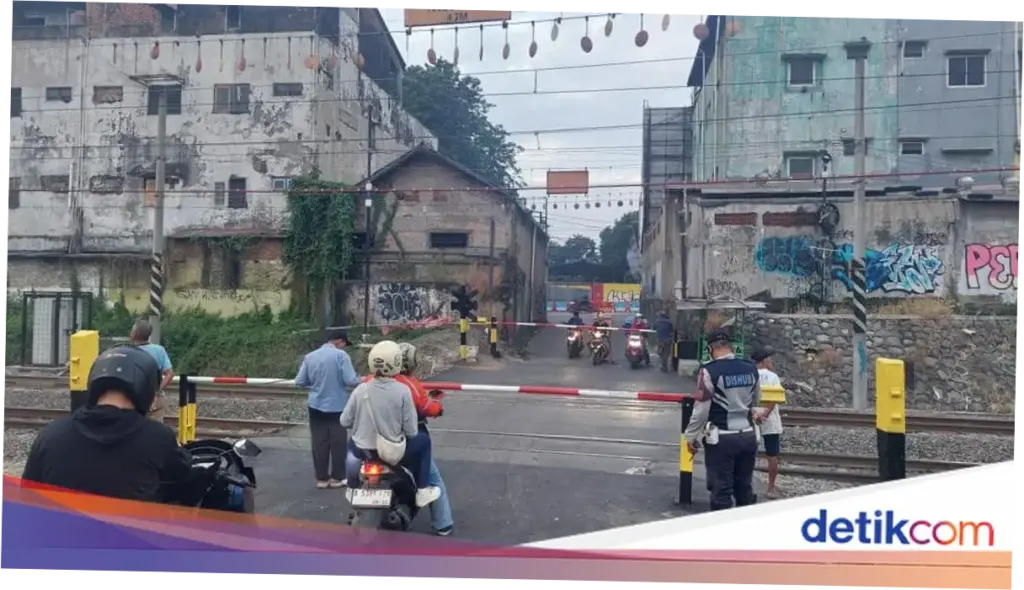 Palang Elektronik Diuji Coba di Perlintasan Rel KA Bekasi Timur