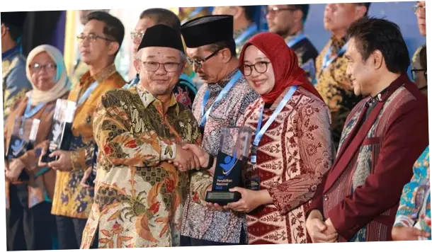 Pemkab Banyuwangi Terima 2 Penghargaan Pendidikan dari Kemendikdasmen