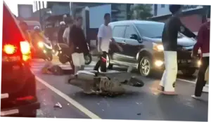 Pemotor Jatuh Lalu Tabrak Minibus di Puncak Bogor, 1 Orang Luka