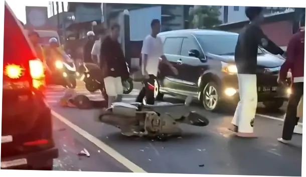 Pemotor Jatuh Lalu Tabrak Minibus di Puncak Bogor, 1 Orang Luka
