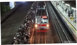 Penampakan Penuh Sesak Penumpang KRL Green Line demi 'War' Masuk Gerbong