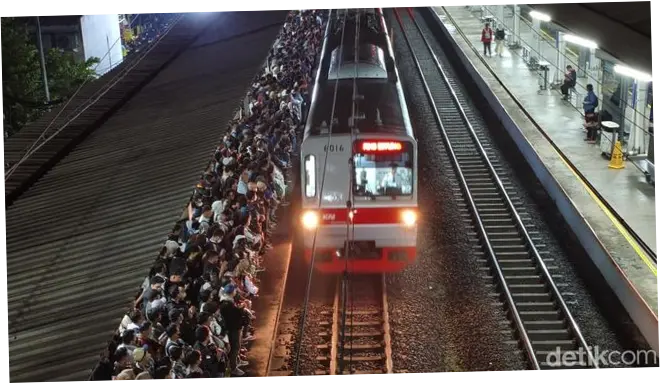 Penampakan Penuh Sesak Penumpang KRL Green Line demi 'War' Masuk Gerbong