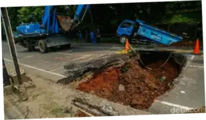 Perbaikan Jalan Amblas di Lenteng Agung Dikebut Mulai Malam Ini