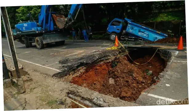 Perbaikan Jalan Amblas di Lenteng Agung Dikebut Mulai Malam Ini