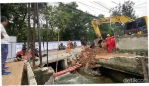 Perbaikan Jalan Amblas Lenteng Agung Ditarget Rampung 2 Pekan, Ini Kendalanya