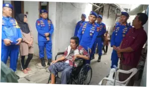 Polairud Polda Metro Beri Bantuan Kursi Roda untuk Warga Pesisir Cilincing