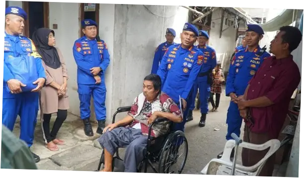 Polairud Polda Metro Beri Bantuan Kursi Roda untuk Warga Pesisir Cilincing
