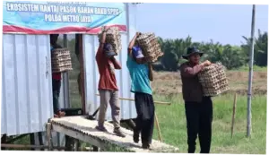 Polda Metro Jaya Panen 3.000 Telur di Bekasi untuk Mendukung Ketahanan Pangan