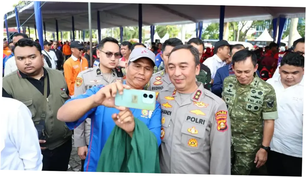 Polda Sumsel Kawal Aksi Damai 416 Buruh, Potong Tumpeng Bersama di DPRD