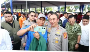 Polda Sumsel Kawal Aksi Damai 416 Buruh, Potong Tumpeng Bersama di DPRD