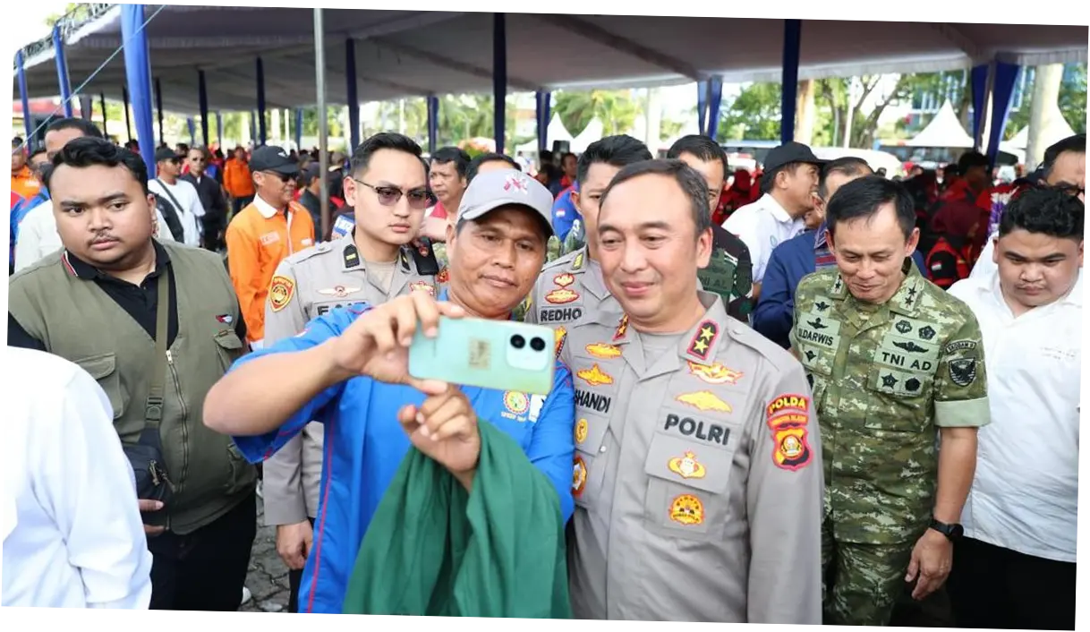 Polda Sumsel Kawal Aksi Damai 416 Buruh, Potong Tumpeng Bersama di DPRD