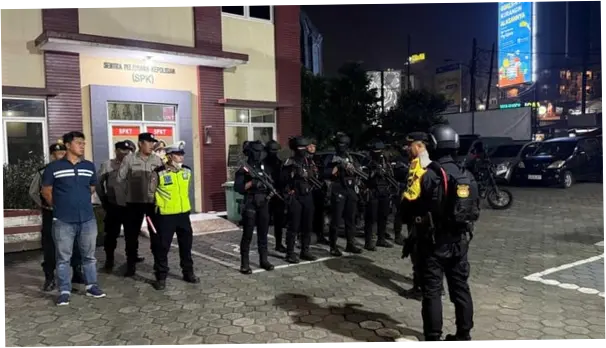 Polisi Amankan 4 Remaja Lagi Minum Miras di Pinggir Jalan Tangsel