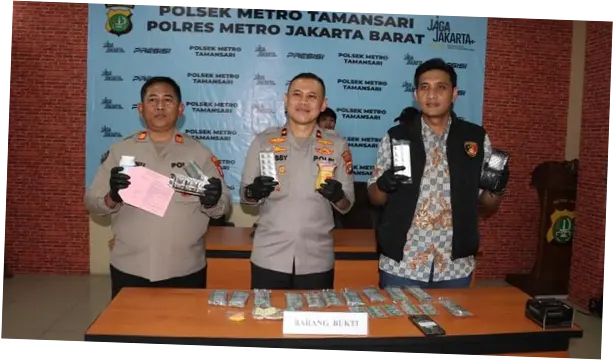 Polisi Bongkar Warung Sembako Jual Tramadol dan Hexymer di Jakbar