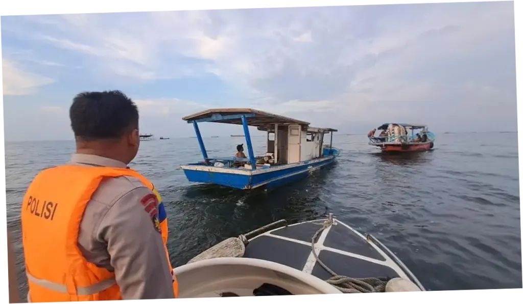 Polisi Evakuasi 11 Pemancing Hampir Tenggelam Usai Kapal Bocor di Jakut