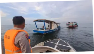Polisi Evakuasi 11 Pemancing Hampir Tenggelam Usai Kapal Bocor di Jakut