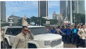 Prabowo Hadiri May Day di Monas, Sapa dan Salami Massa Buruh