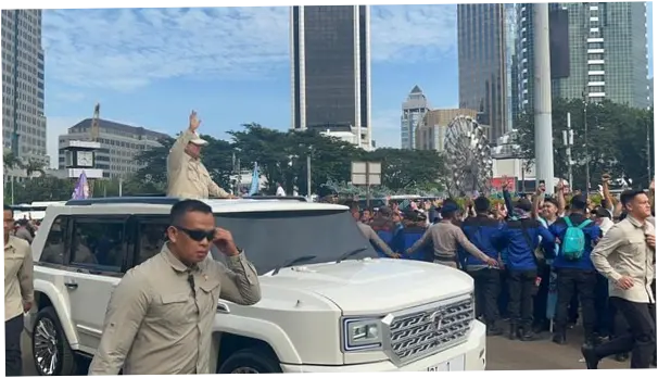 Prabowo Hadiri May Day di Monas, Sapa dan Salami Massa Buruh