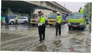 Puri Kembangan Macet Parah Imbas Banjir, Polisi Rekayasa Lalin