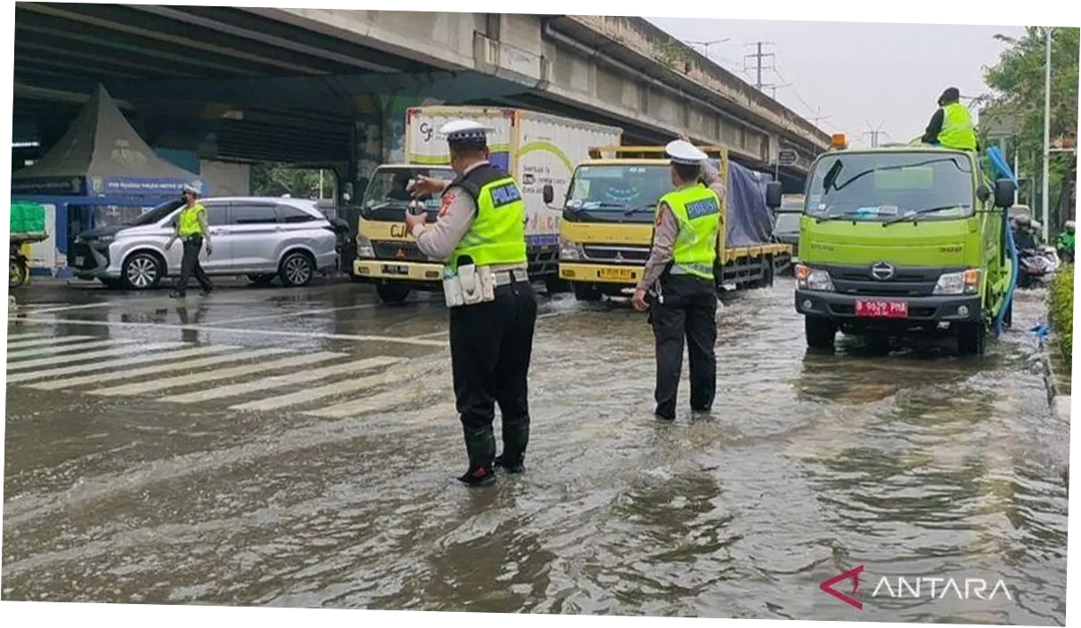 Puri Kembangan Macet Parah Imbas Banjir, Polisi Rekayasa Lalin