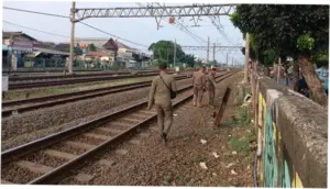 Satpol PP Tutup Akses Keluar-Masuk Rel Jatinegara Usai Viral Video Mesum