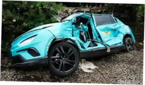 Sopir Taksi Green SM Keluar Lewat Jendela Sebelum Tertemper KRL di Bekasi