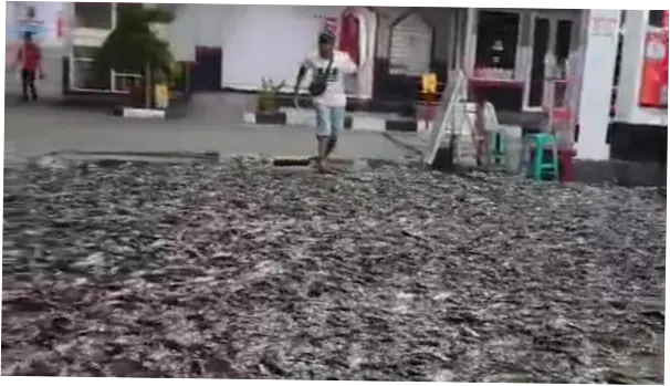 SPBU di Klaten Jadi 'Kolam Lele' Usai Muatan Truk Tumpah