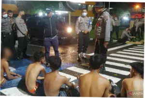 Tindakan Polisi Membubarkan Remaja Hendak Tawuran di Jakarta Barat