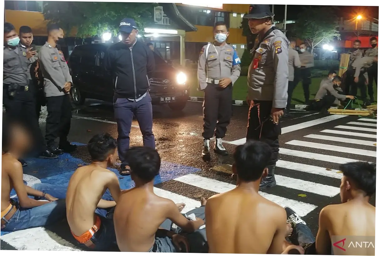 Tindakan Polisi Membubarkan Remaja Hendak Tawuran di Jakarta Barat