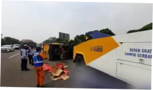 Truk Boks Terguling di Tol Priok: Penyebab dan Dampak
