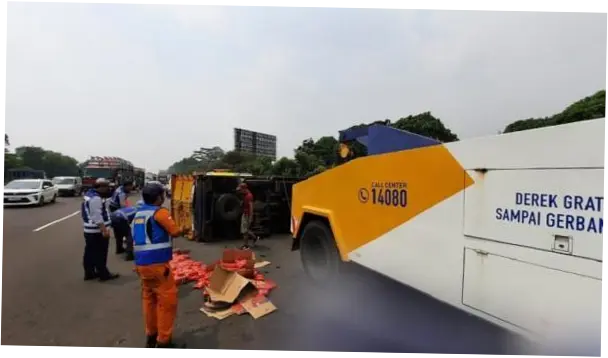 Truk Boks Terguling di Tol Priok: Penyebab dan Dampak