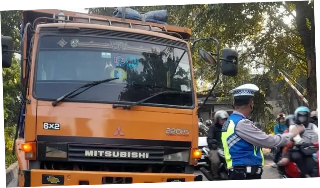 Truk Gangguan di Cengkareng Jakbar, Lalin Macet