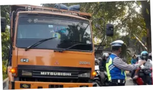 Truk Gangguan di Cengkareng Jakbar, Lalin Macet